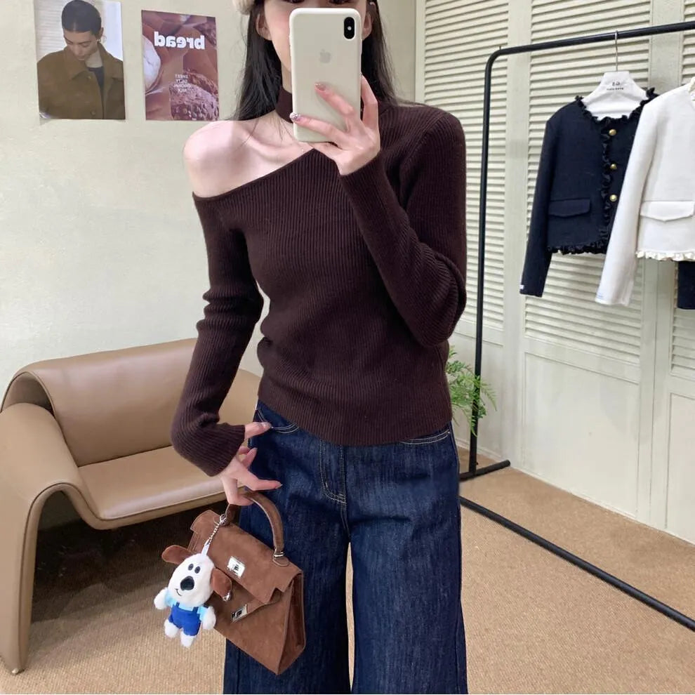 Solid colour slant shoulder bottoming sweater in slim fit polyester knit, available in black apricot red brown free size