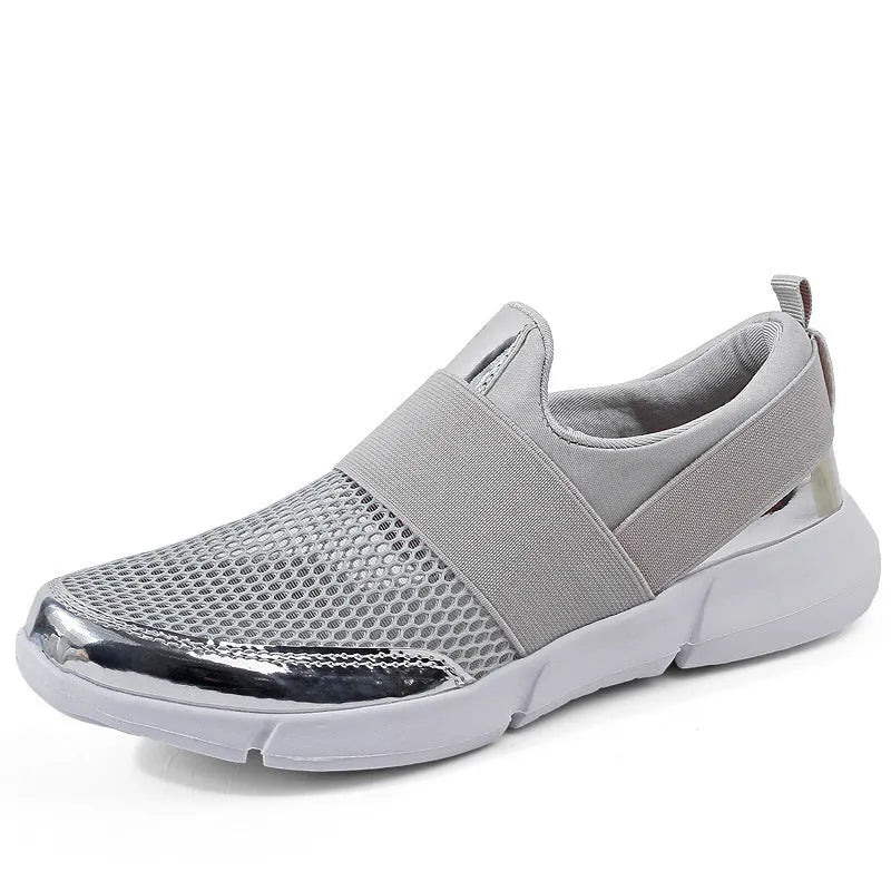 Low-cut women's sneaker in blue with breathable mesh lining and a PU midsole.