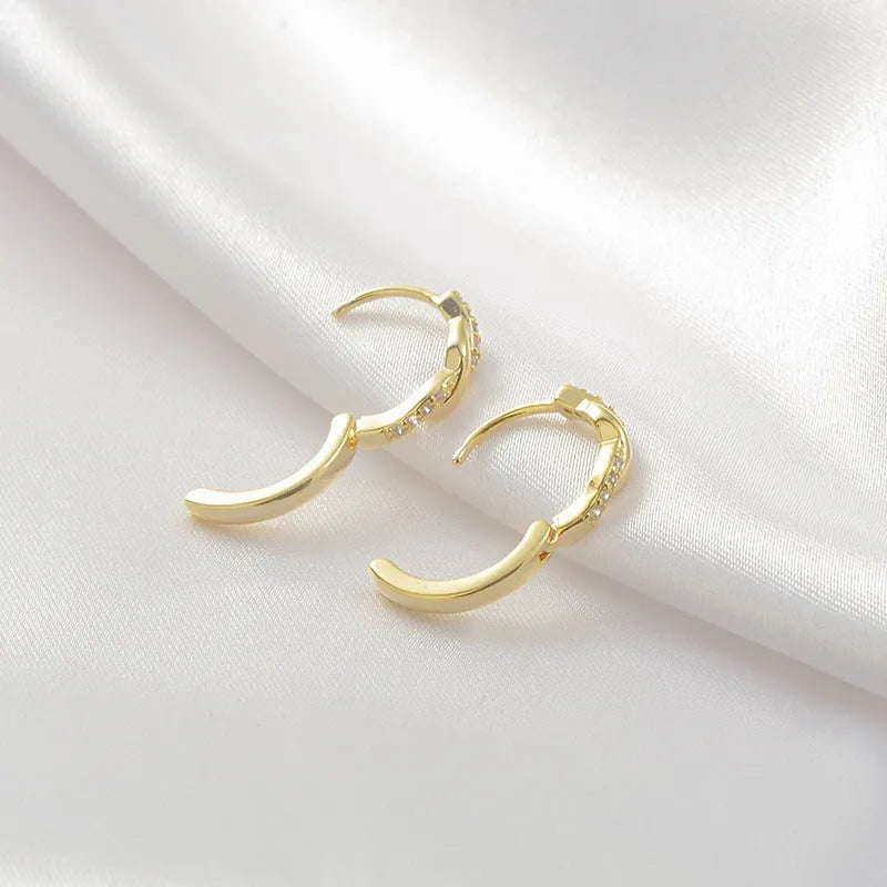 Geometric interwoven women's earrings made of copper and hemp rope in gold colour.