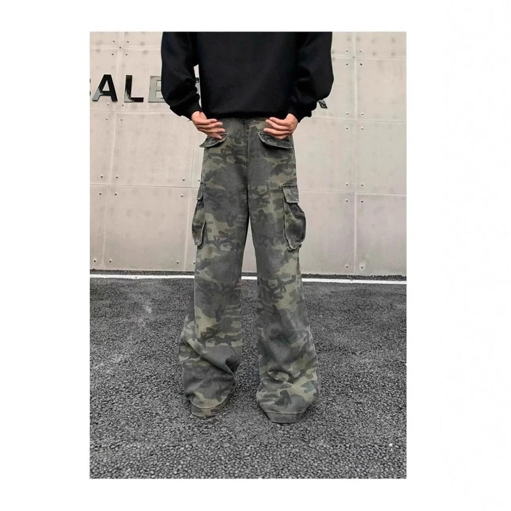 Men's loose-fit camouflage cargo trousers with multiple pockets on a washed cotton-polyester fabric.