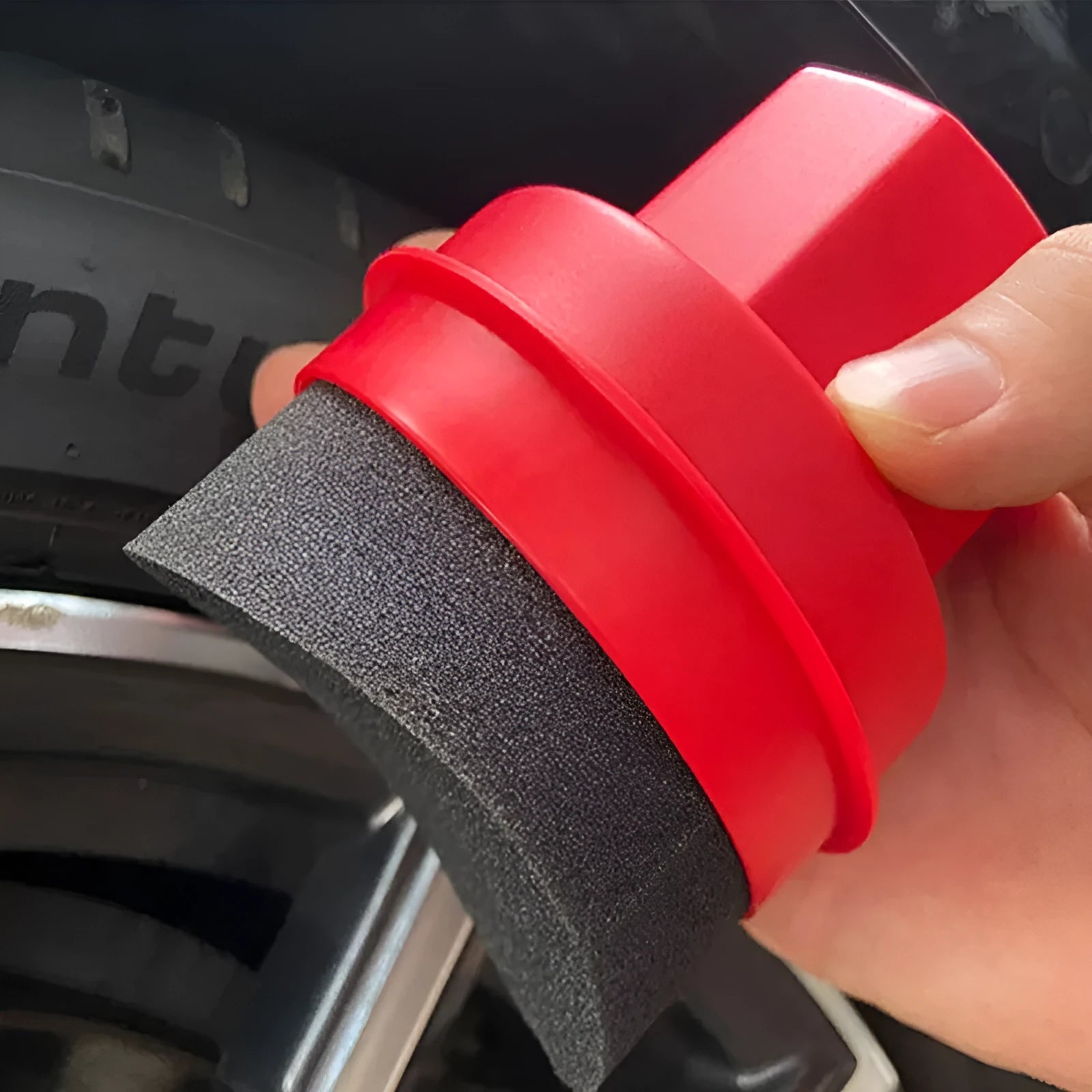 Black and red tyre sponge brush with polypropylene handle and snap-on lid for applying car tyre shine.