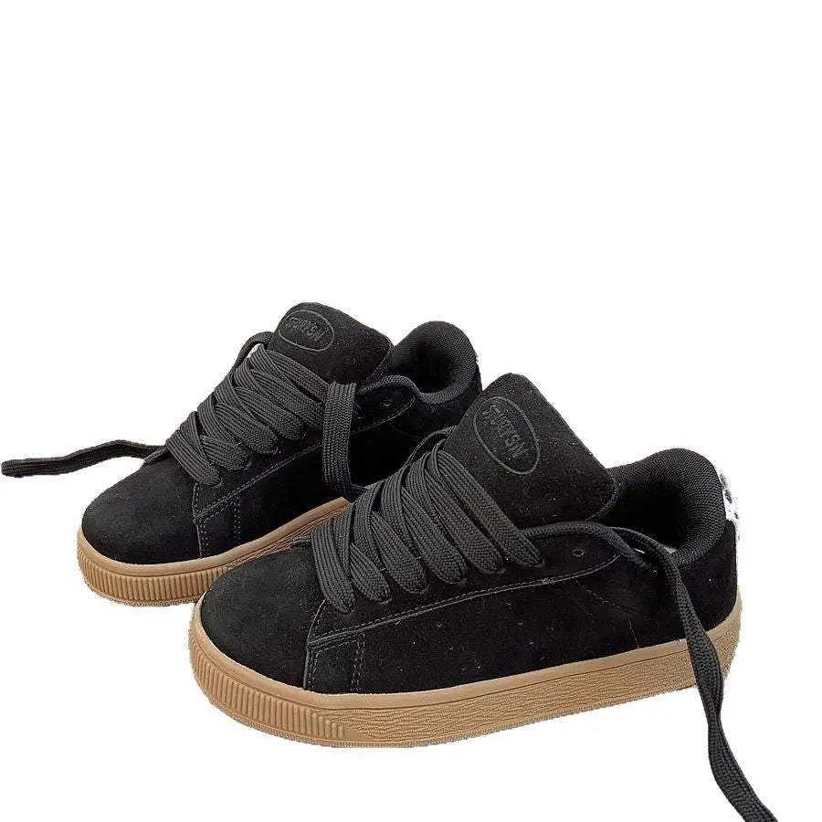 Black retro low-top sneakers with round toe and front lace-up closure on injection-moulded rubber sole
