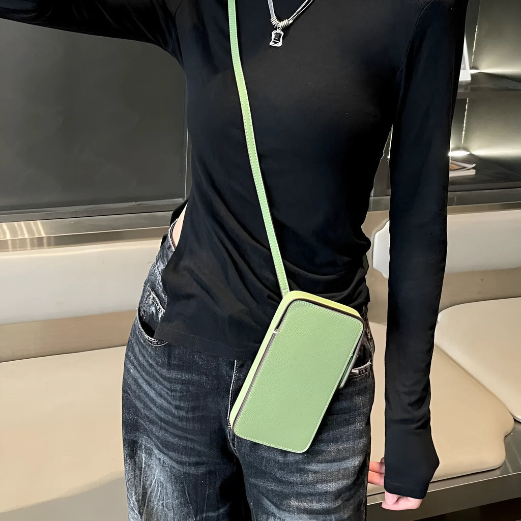 Twist lock mini crossbody bag in two-layer cowhide leather, 18x2x10cm square shape with single shoulder strap