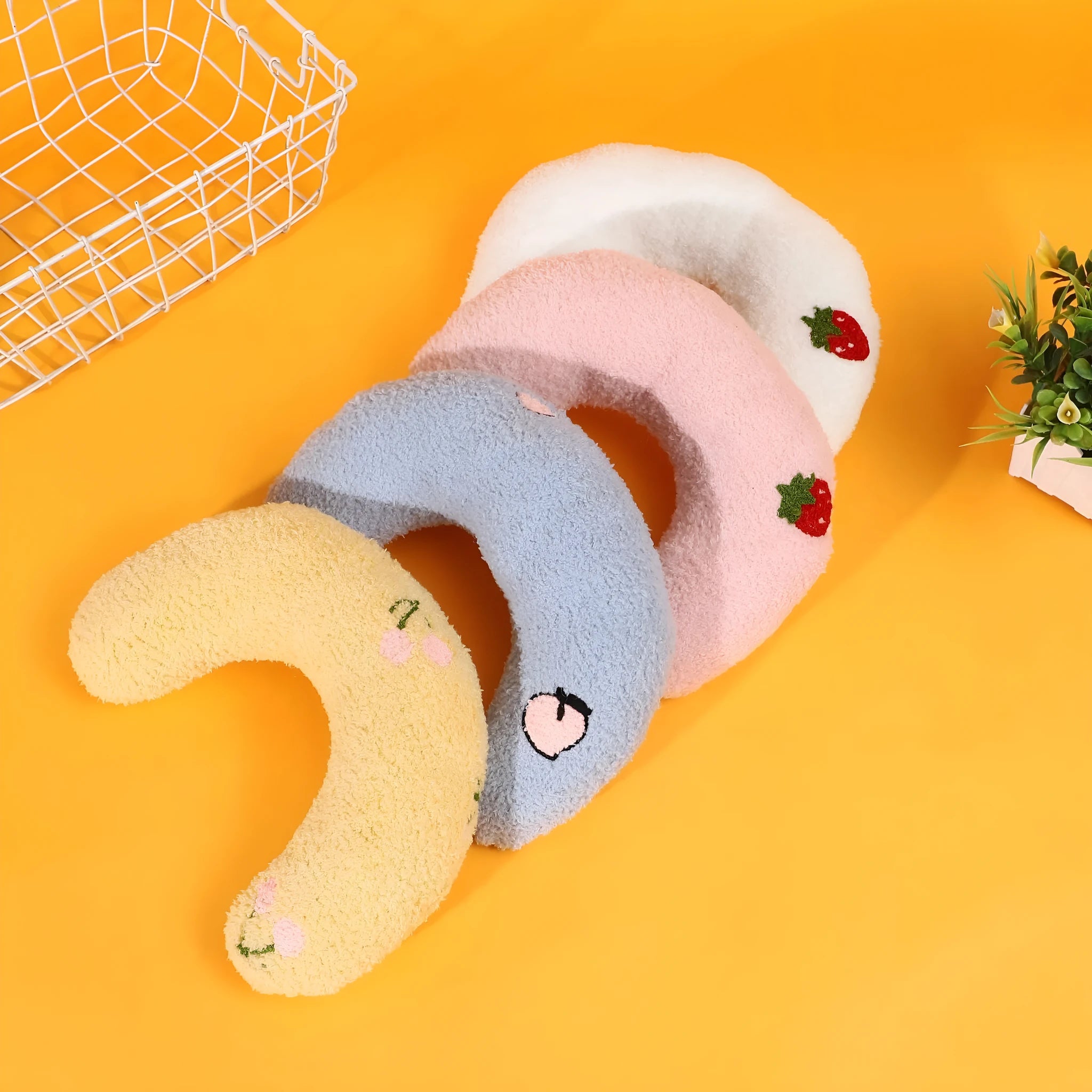 Half moon U-shaped cloth pillow for cats in blue, pink, white or yellow colours