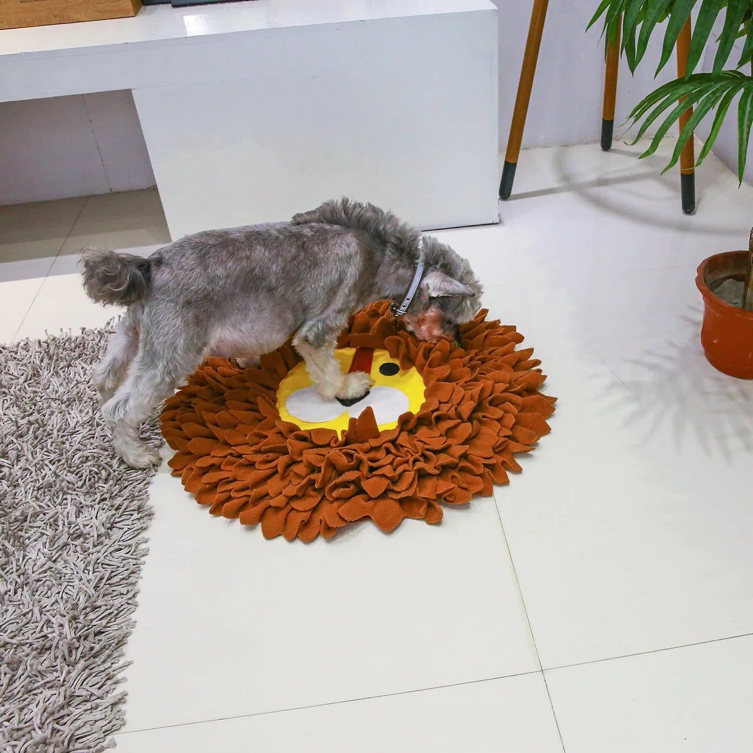 Brown lion-shaped pet sniffing pad with textured Yizhiwen fabric surface measuring 33x25cm