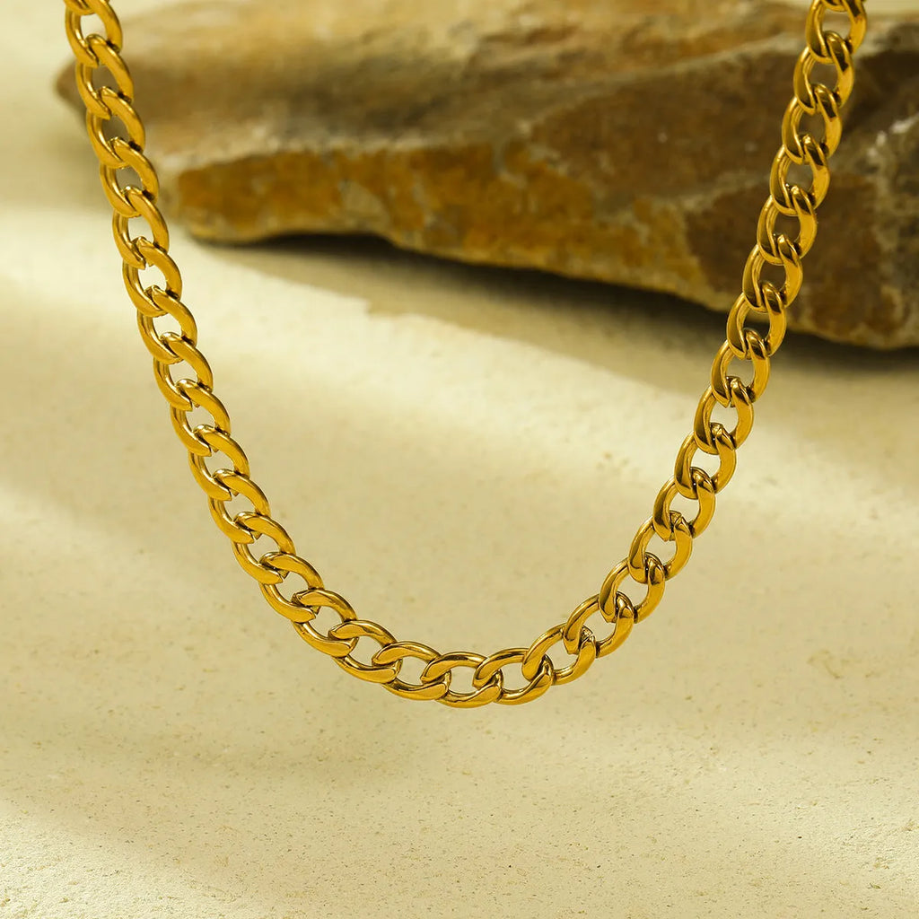 Gold-plated titanium steel clavicle chain necklace with 18K purity and stainless steel pendant