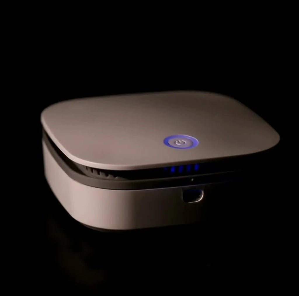White USB-powered car air purifier with negative ion sterilisation for small spaces