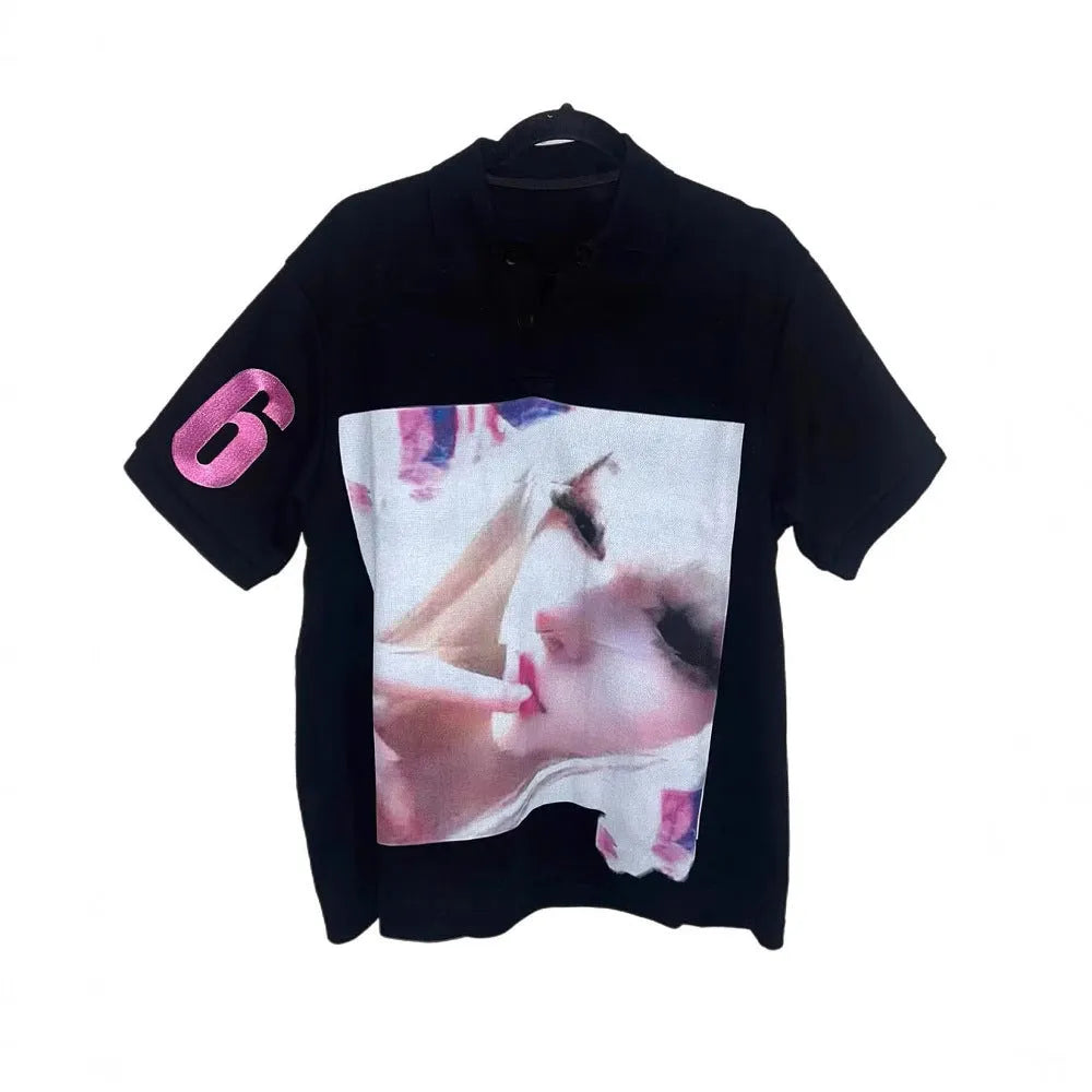 Short-sleeved printed polo shirt in a straight medium-length cut on a model