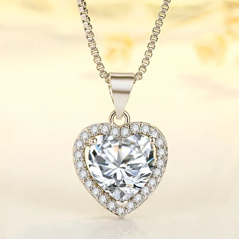 Silver heart pendant necklace with white diamond imitation moissanite on a copper chain, 45cm length, trendy style, 2023 new design