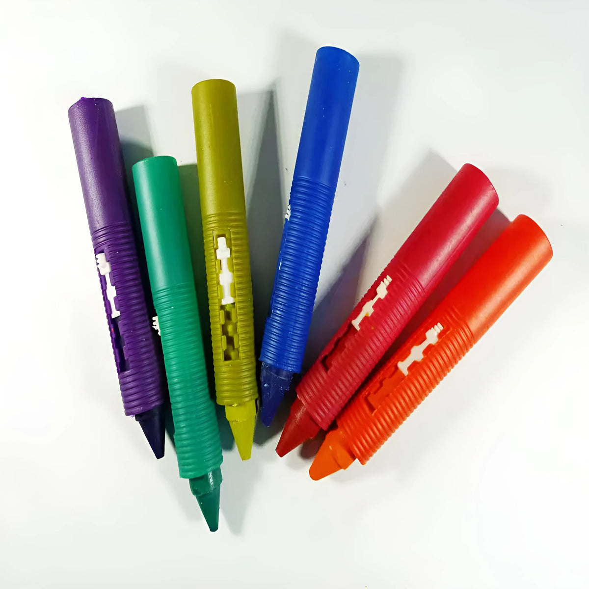 Set of 6 washable bath crayons in 6 colours with push-type PP shells for children's bath play