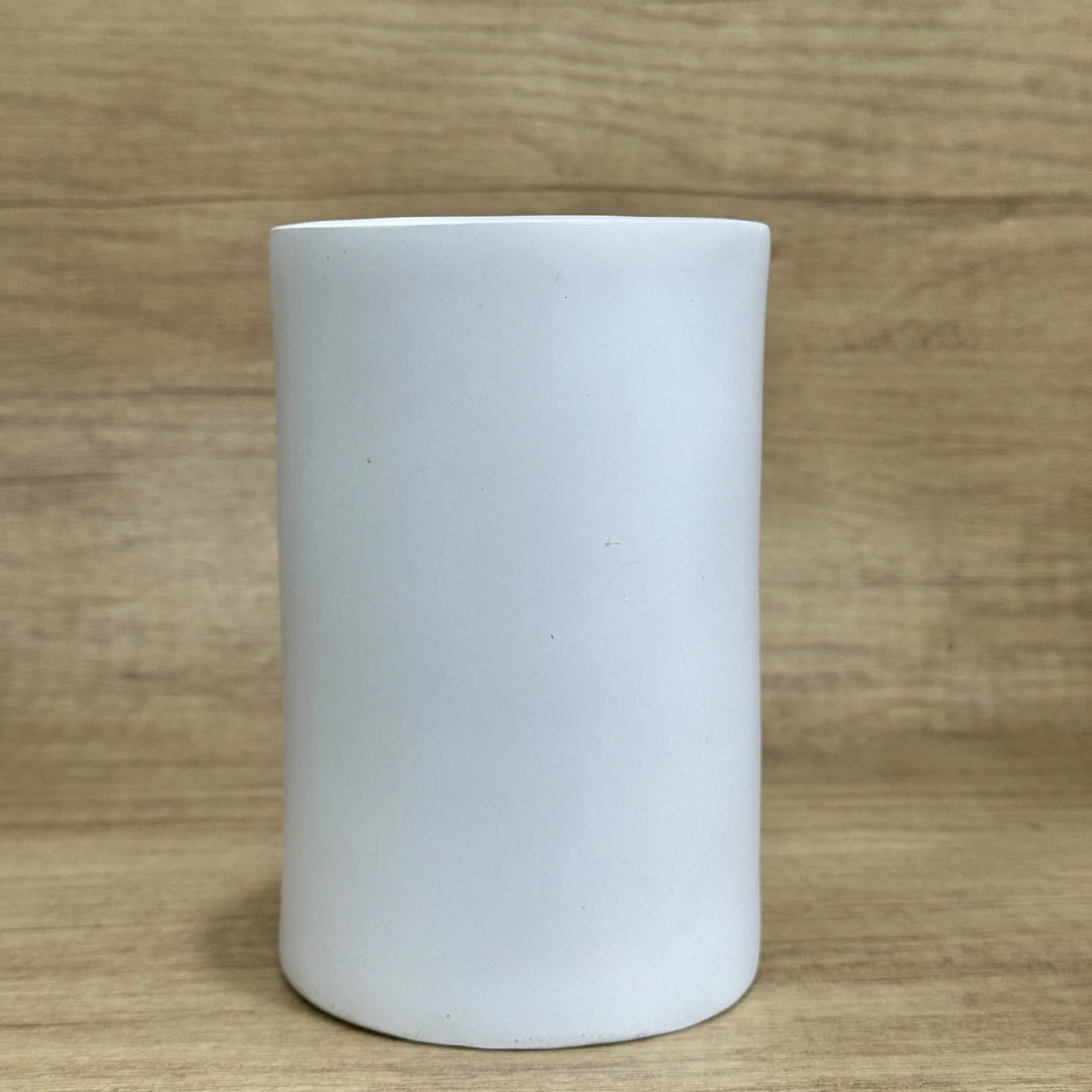 American style funny tissue paper holder resin desktop ornament measuring 8.5 by 14.6 cm.