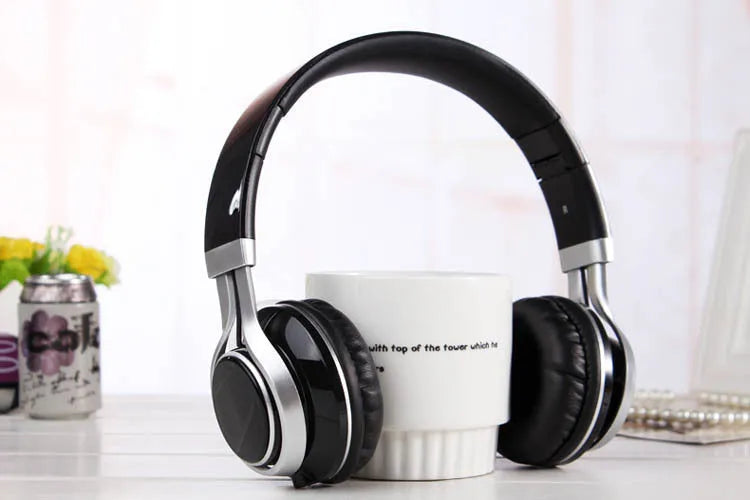 Wired head-mounted gaming headset with heavy bass and microphone in black