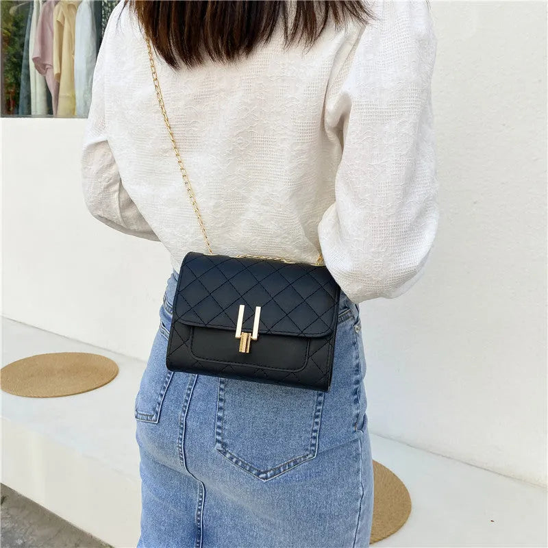 Women's diamond lattice pattern crossbody bag with adjustable strap in black colour
