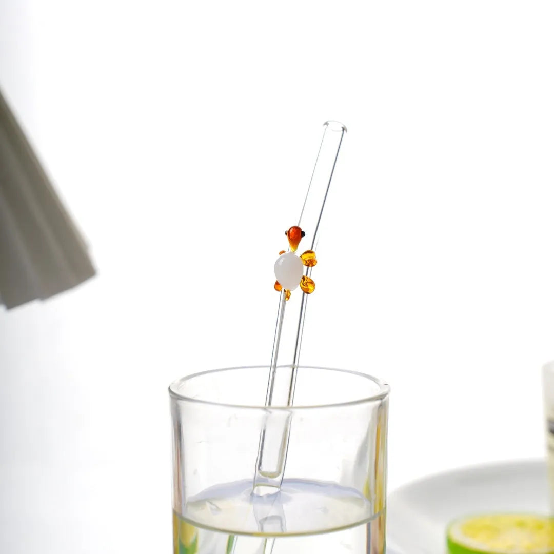 Turtle-shaped high borosilicate glass elbow straw for children in assorted colours