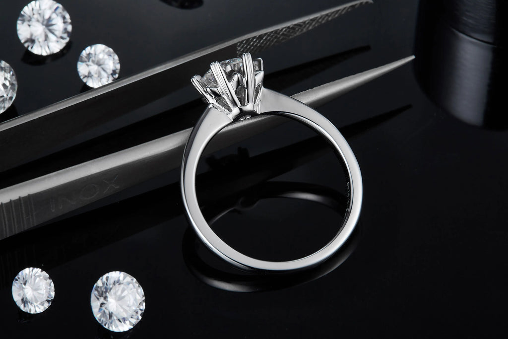 1 carat moissanite wedding ring set in S925 silver with platinum plating, sizes 5 to 9, with gift box