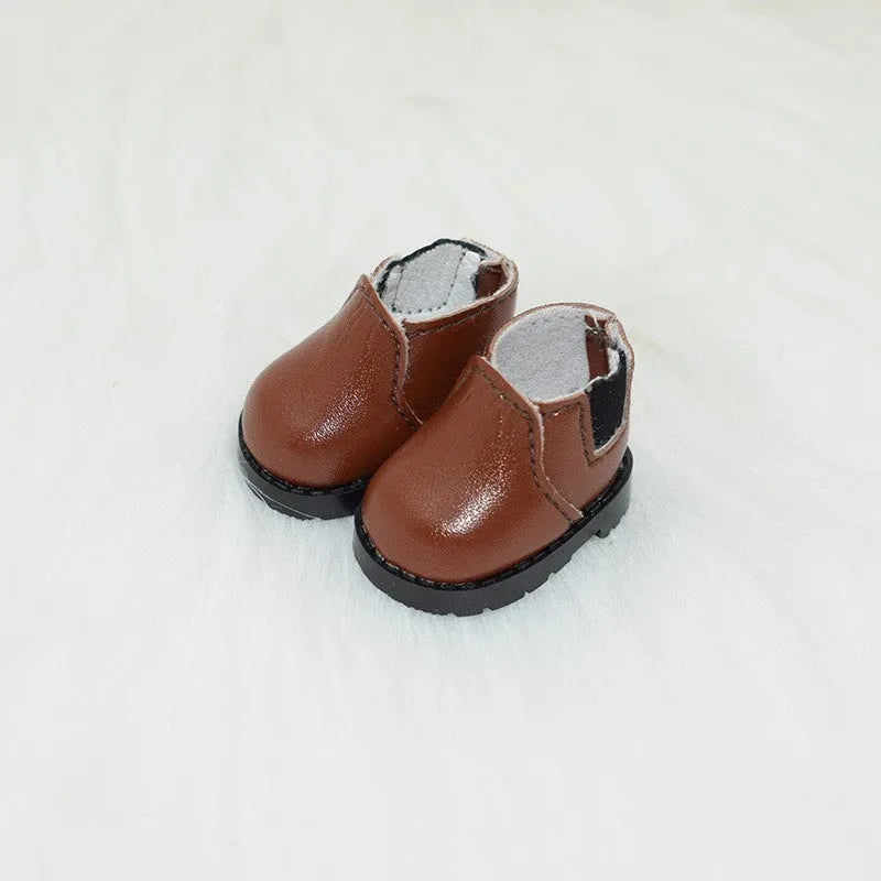 A pair of miniature PU/polyurethane doll shoes for 17cm scale keychain figures.