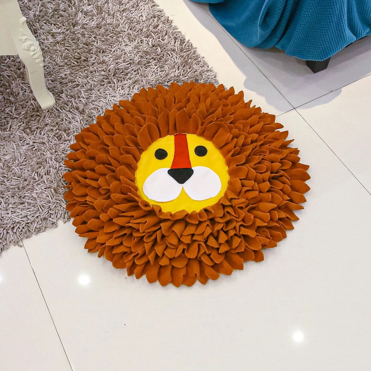 Brown lion-shaped pet sniffing pad with textured Yizhiwen fabric surface measuring 33x25cm