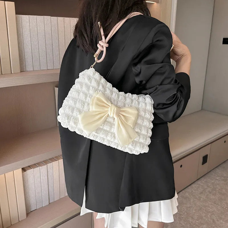 Women's horizontal square canvas handbag with one shoulder strap in street trend style