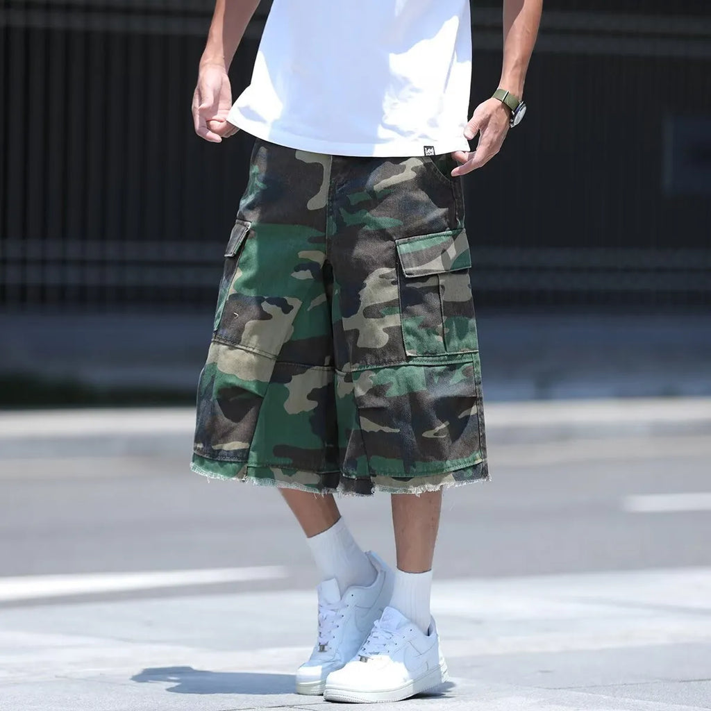 Men's camouflage print workwear shorts with loose-fit design and cropped length