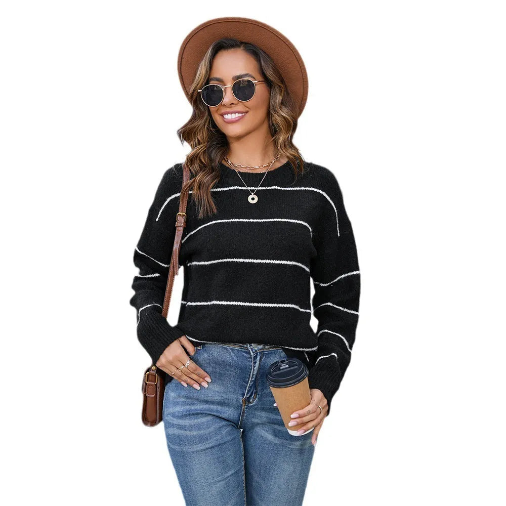 Women's striped pullover sweater with round neck in black or white colours