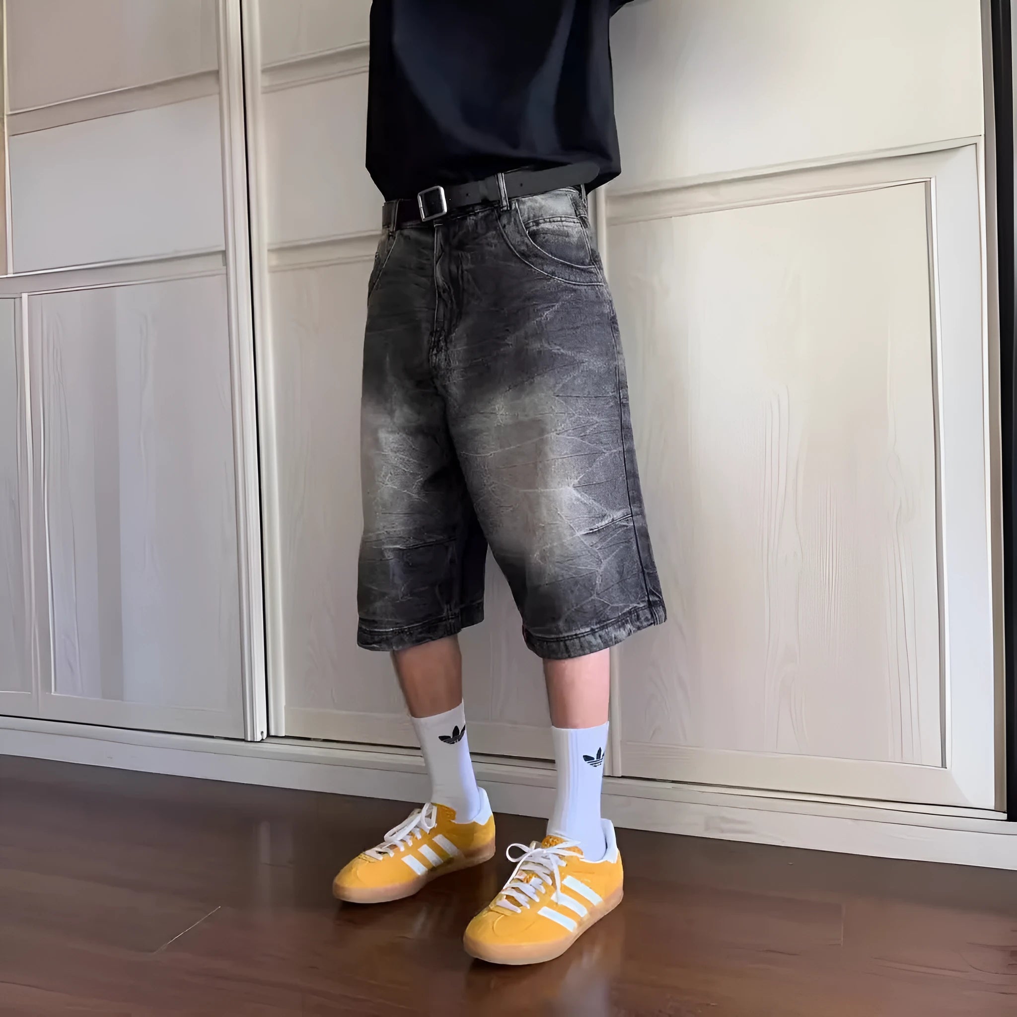 Men's loose washed denim shorts in straight-leg design with mid-waist and cropped length