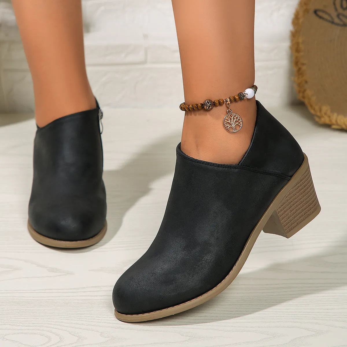 Women's chunky heel round toe ankle boots with side zipper in synthetic leather, black colour