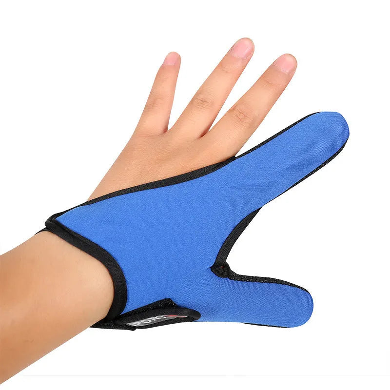 A single two-finger fishing glove in camouflage colour, showing the diving cloth back and microfiber palm material.