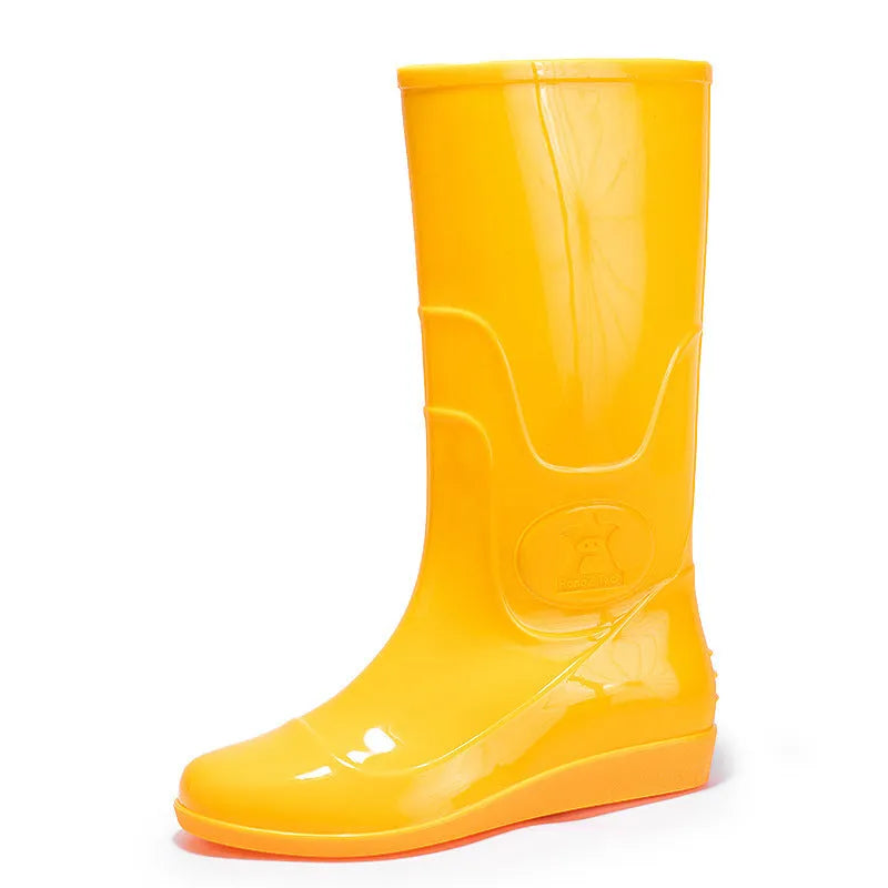Flat plastic rain boots in white and yellow colours with high tube design