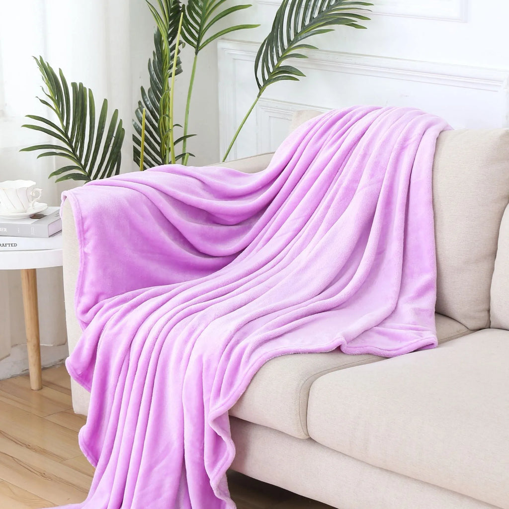 Solid colour flannel blanket in dark grey, available in sizes from 50x70cm to 200x230cm, made from polyester fibre.