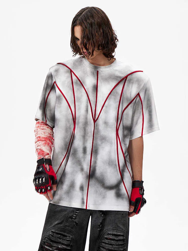 Padded shoulder short sleeve T-shirt with three-dimensional line patchwork and round neck collar