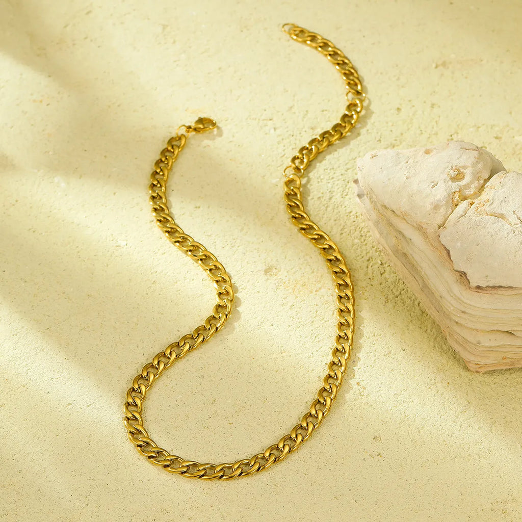Gold-plated titanium steel clavicle chain necklace with 18K purity and stainless steel pendant