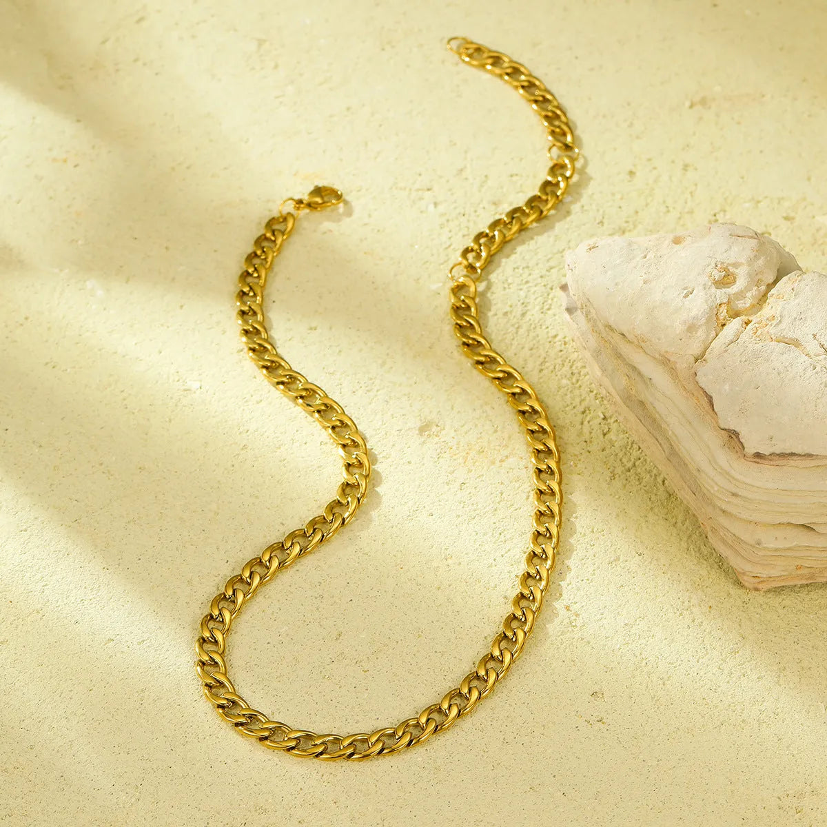 Gold-plated titanium steel clavicle chain necklace with 18K purity and stainless steel pendant