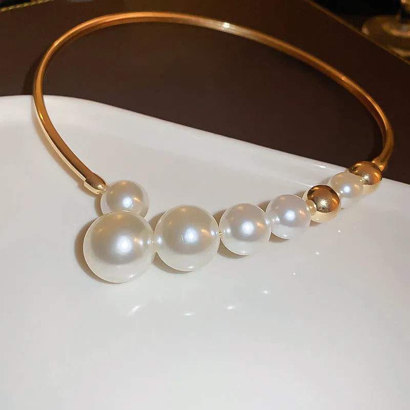 Retro geometric copper choker with inlaid imitation pearl pendant, gold pearl collar colour, 30cm collarbone chain for women