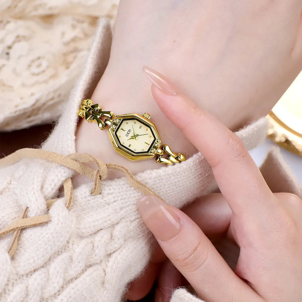 Luxury retro octagonal women's quartz watch in steel gold with 17.5mm dial, mineral glass, and alloy strap