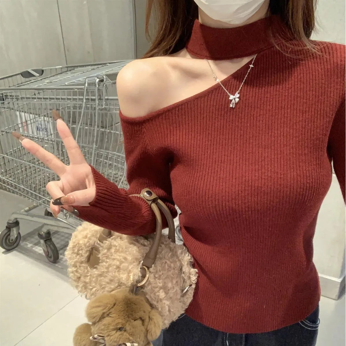 Solid colour slant shoulder bottoming sweater in slim fit polyester knit, available in black apricot red brown free size