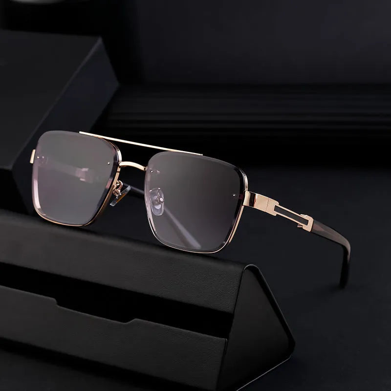 Men's vintage-style sunglasses with UV protection lenses in gold and gray colour variant.