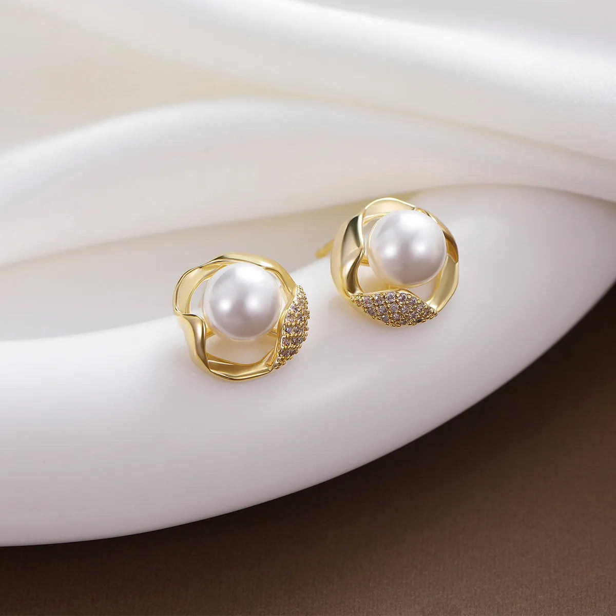 Beizhu gold plated round cubic zirconia stud earrings in white colour, approximately 1.2 cm diameter