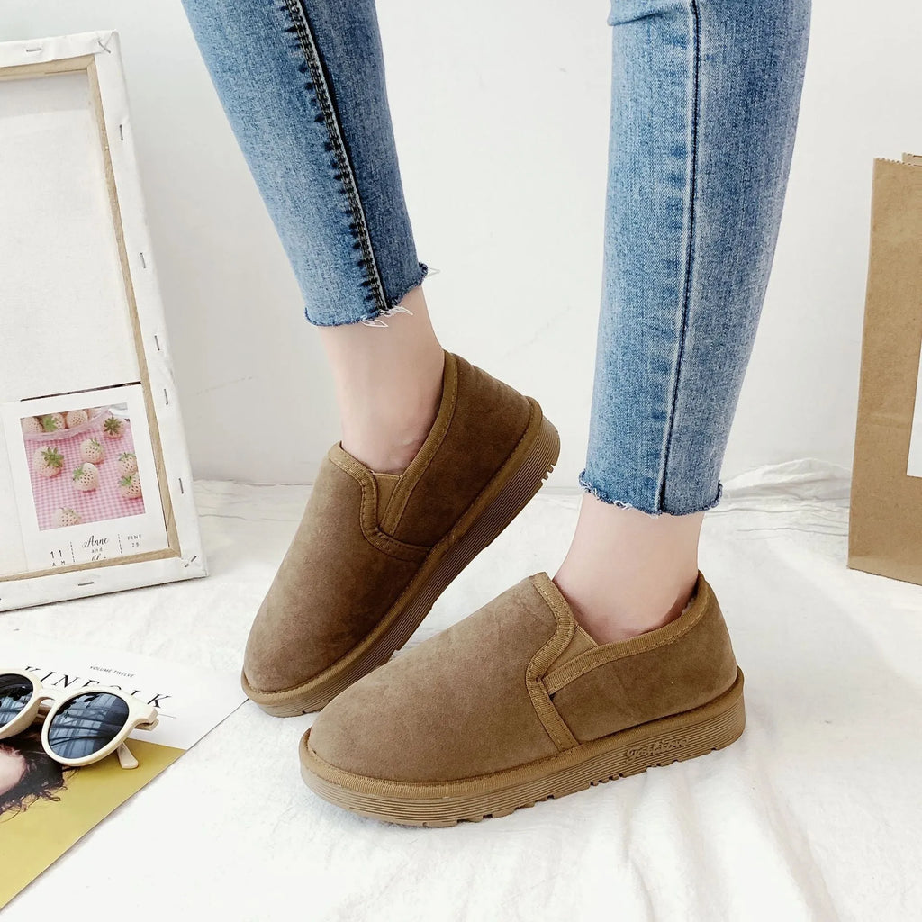 Women's fleece-lined flat snow boots in five colours with artificial wool lining and rubber sole