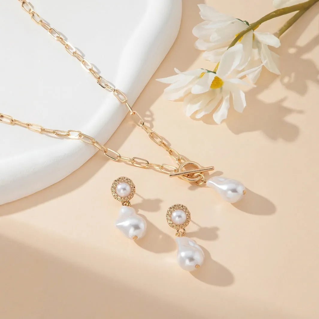 Gold-coloured retro baroque style necklace and pearl ear studs set for women.
