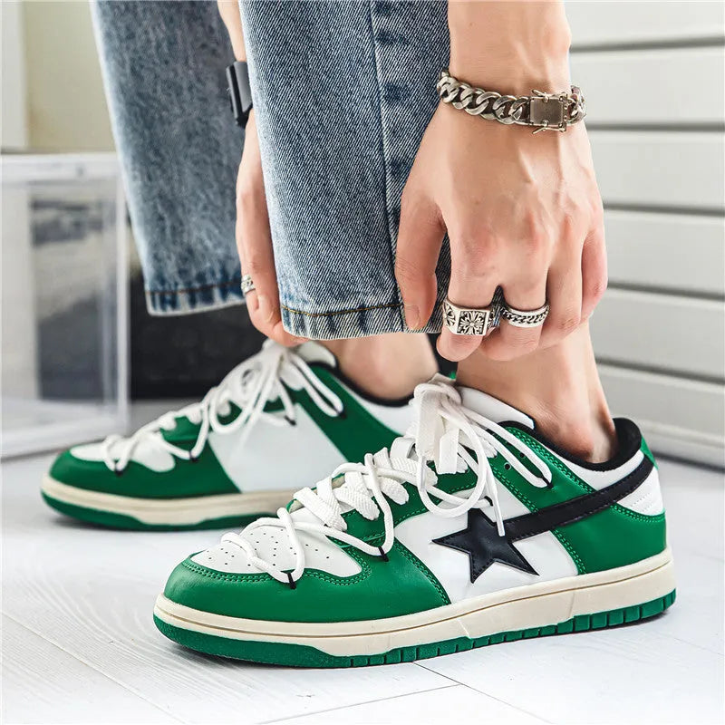Men's low-top colorblock sneakers in white blue with rubber sole and lace-up design