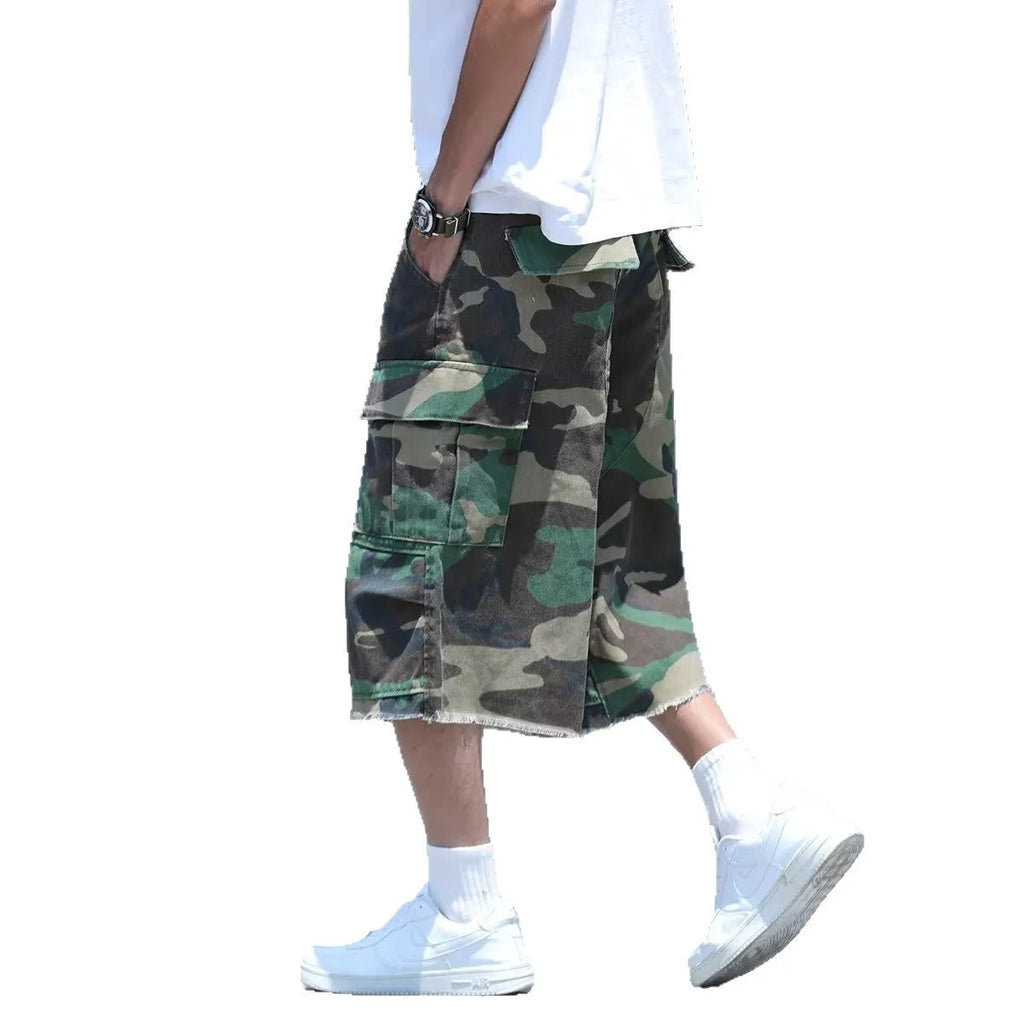 Men's camouflage print workwear shorts with loose-fit design and cropped length