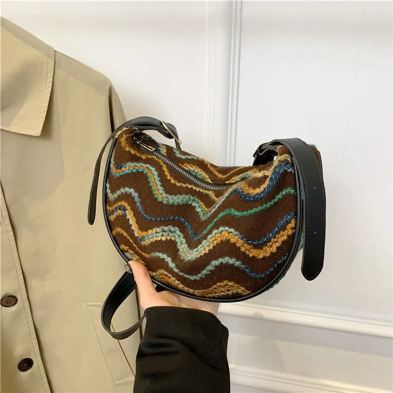 Women's woven straw crossbody bag with internal organisation compartments