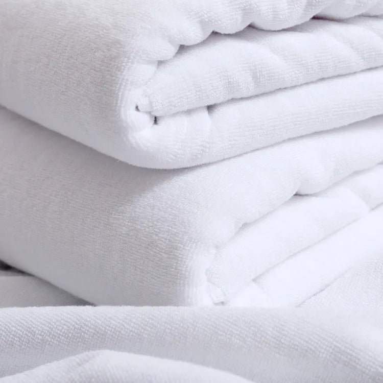 White cotton bath towel in 70x140cm, 80x180cm or 100x200cm with 21-strand yarn and plain weave.