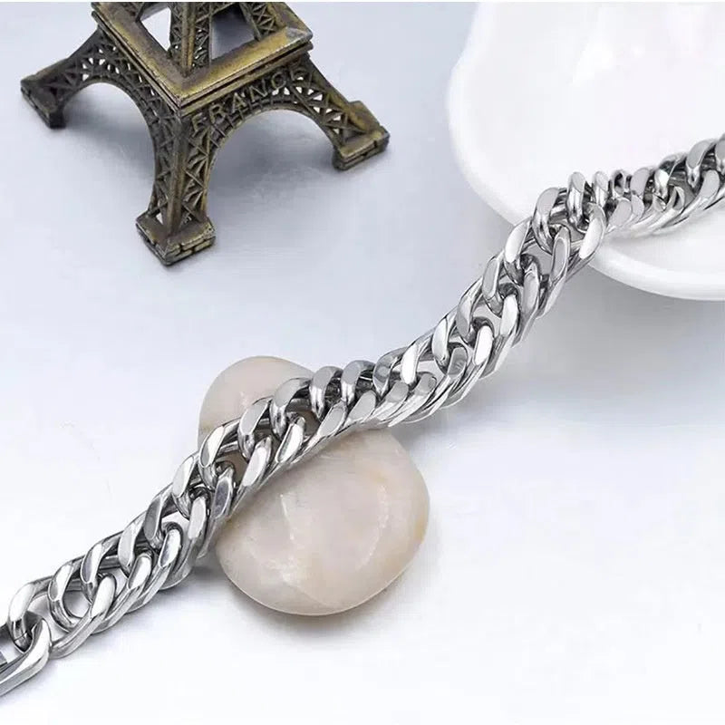 Polished titanium steel geometric bracelet for men, available in sizes 18CM to 22CM and 8MM or 10MM thickness.