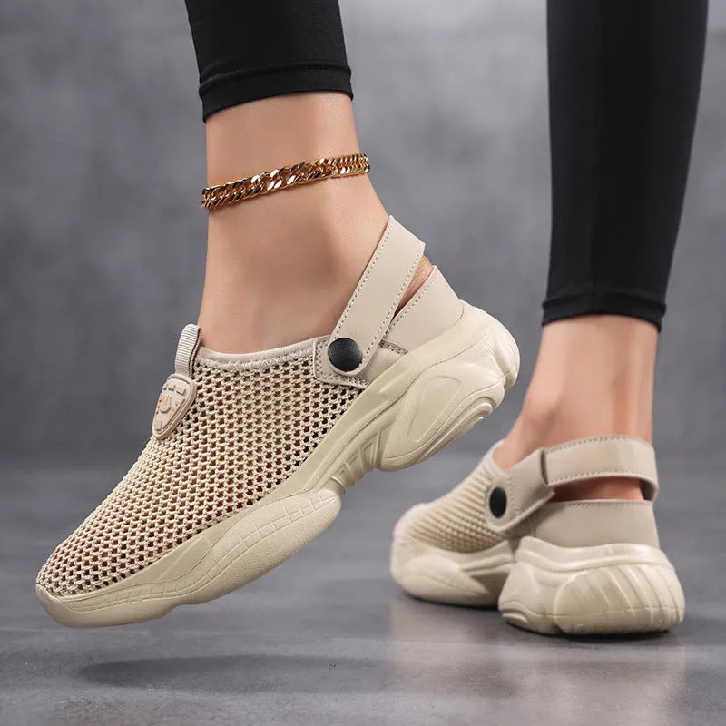 Women's casual sports sandal in beige with Flyknit upper and round toe holder