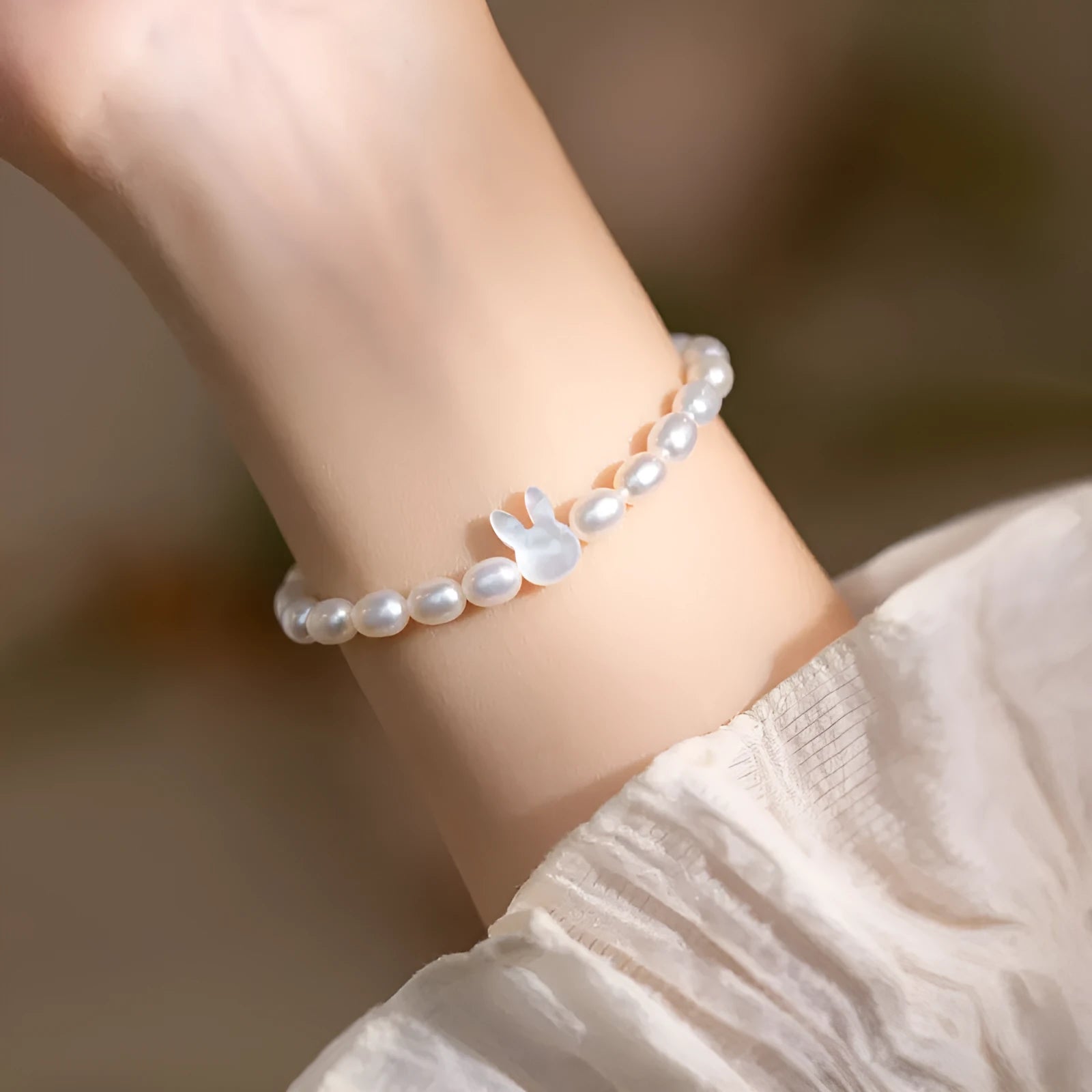 White shell pearl and 925 silver rabbit charm bracelet with elastic string