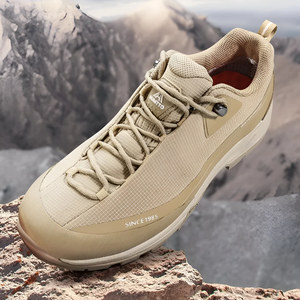 Men's low-top mountain climbing hiking boots in leather mesh with non-slip rubber sole