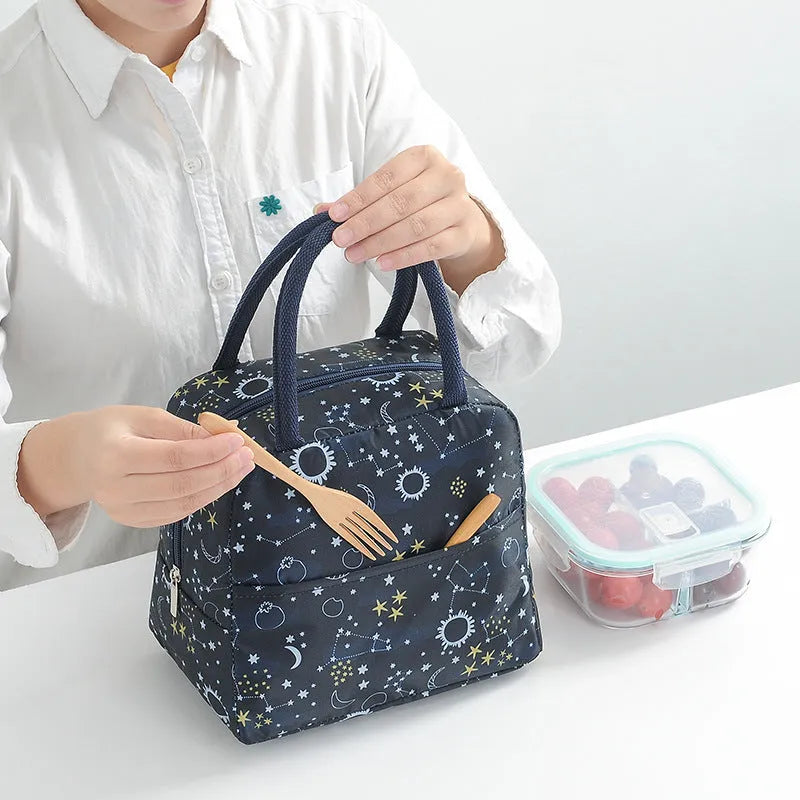 Cold insulation thermal bag handbag in Oxford cloth with aluminium foil thickening for lunch preservation.
