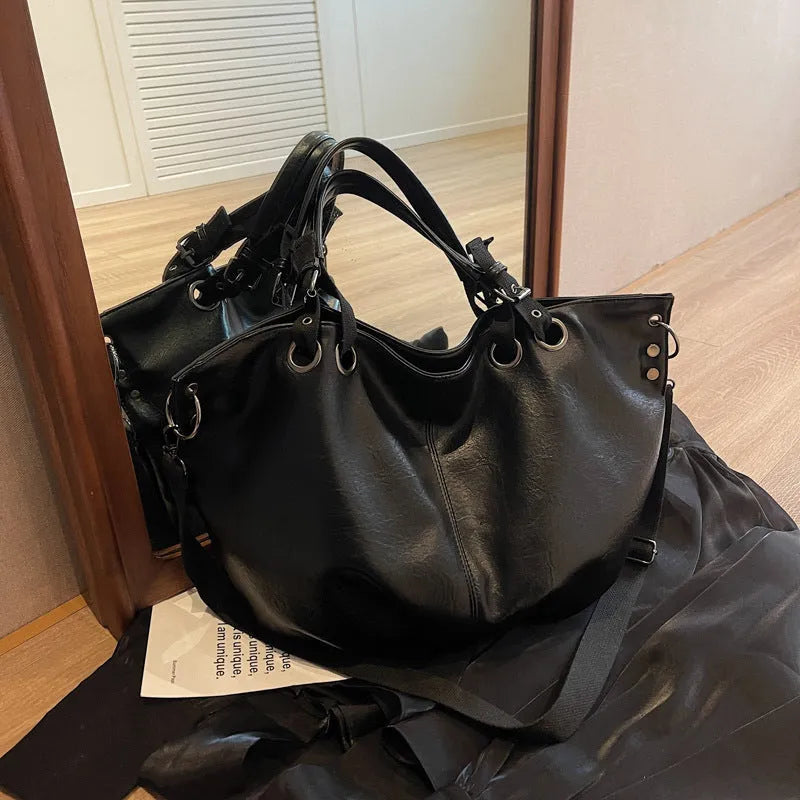 Solid colour women's PU tote bag with one shoulder strap and internal zipper pocket