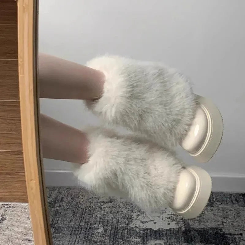 Women's solid-colour snow boots with fleece lining, rubber sole, and mid-heel, in black or white.